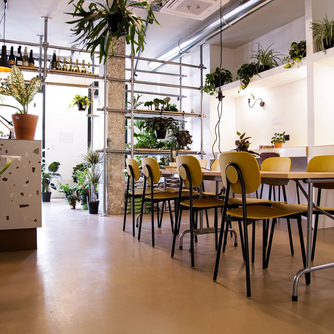 Spazio coworking tra le piante Flora et Labora, wifi e prese, Naviglio Pavese Milano